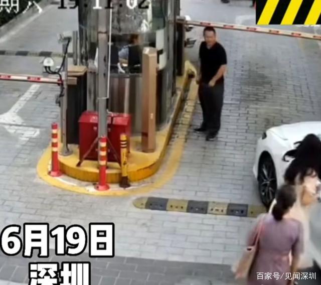 又是油門當(dāng)剎車，深圳女司機(jī)剛啟動(dòng)就撞翻崗?fù)ぃ０矄T骨折受傷